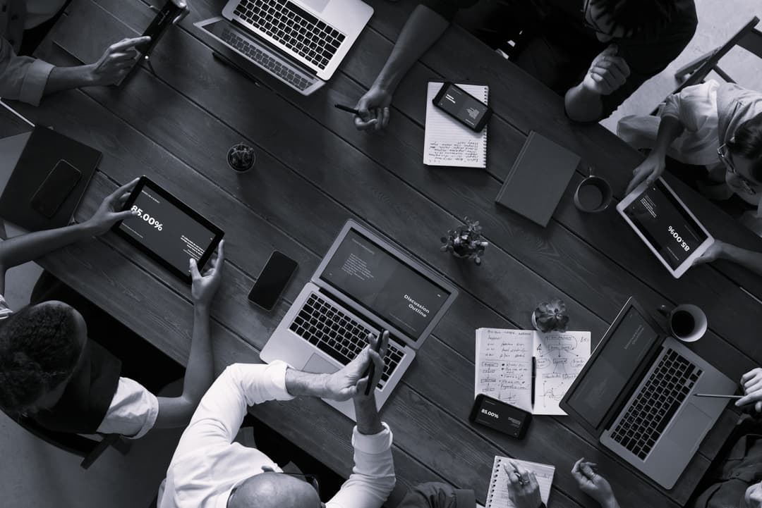 Equipo revisando matriz de obligaciones